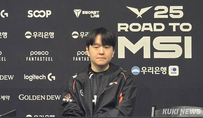 최인규 감독이 13일 오후 5시 부산 사직실내체육관에서 ‘2025 LCK 로드 투 MSI’ 3라운드 젠지와 경기하기 전 인터뷰하고 있다. 김영건 기자