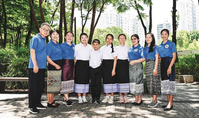 이혜자(왼쪽 두 번째) 오상철(맨 왼쪽) 선교사가 방한한 희망의손 학생들과 함께한 모습. 신석현 포토그래퍼