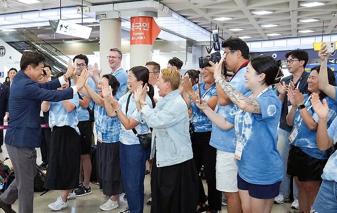 11일 제주국제공항 환송식에서 제주를 찾았던 입양인과 가족들이 오영훈 제주도지사와 즐겁게 인사를 나누고 있다. 제주도 제공