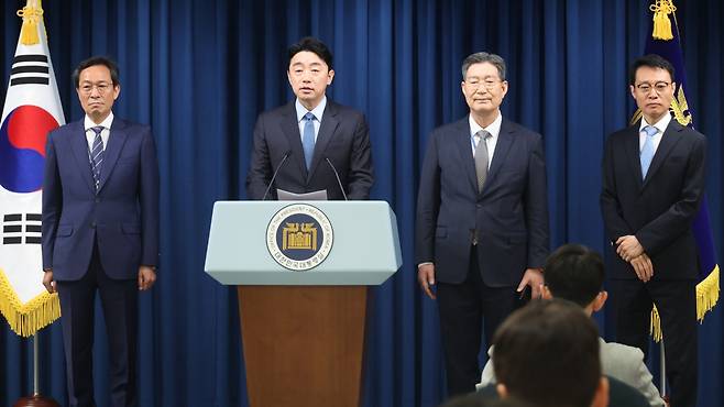 강훈식 대통령 비서실장이 8일 용산 대통령실에서 정무,홍보,민정 수석 인선을 발표하고 있다. 왼쪽부터 우상호 정무수석, 강 비서실장, 오광수 민정수석, 이규연 홍보소통수석. 연합뉴스