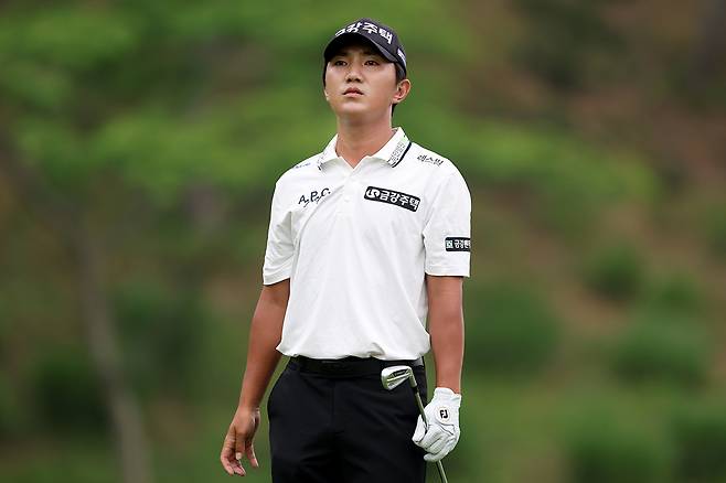 13일 경기도 안산시 더헤븐CC에서 KPGA투어와 일본프로골프(JGTO)투어 공동 주관으로 열린 하나은행 인비테이셔널 2라운드에서 공동 2위에 자리한 옥태훈이 18번 홀에서 두 번째샷을 날린 뒤 볼 방향을 바라보고 있다. KPGA