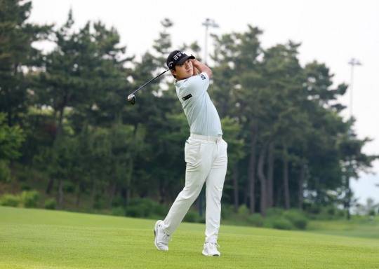 티샷 날리는 옥태훈. 사진[연합뉴스]