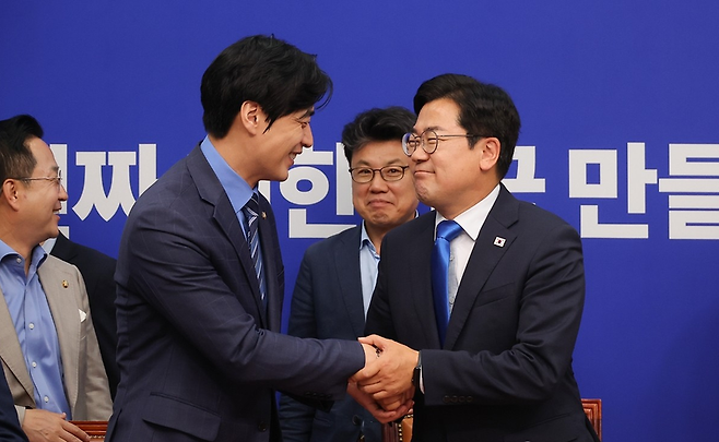 더불어민주당 박찬대 당대표 직무대행 겸 원내대표(오른쪽)가 13일 국회에서 열린 최고위원회의를 마친 뒤 한준호 최고의원과 악수하고 있다. / 사진 = 대통령실, 연합뉴스