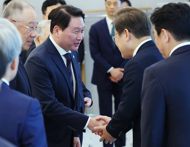 이재명 대통령, 최태원 대한상의 회장과 인사 / 사진=연합뉴스
