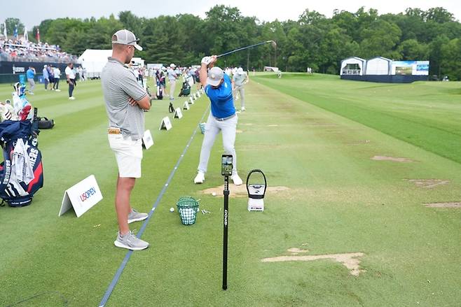 US오픈을 앞두고 일관성을 높이기 위해 론치  모니터와 AI가 적용된 스윙분석 어플을 통해 연습하고 있는 브라이슨 디섐보. 스포츠박스AI