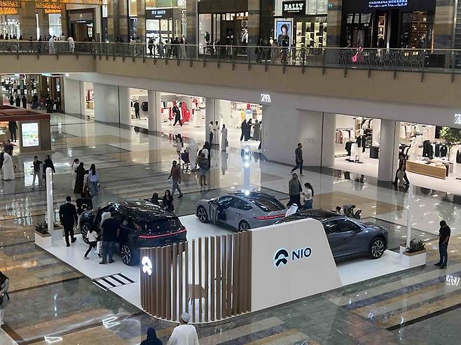 두바이 시내에 위치한 대형몰에 중국 전기차 제조 기업이 차를 홍보하고 있다.