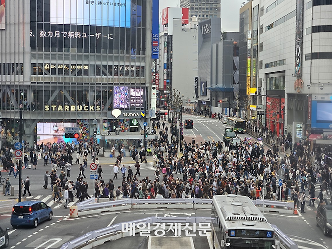 일본 도쿄 시부야의 명물인 스크램블 스퀘어를 사람들이 지나가고 있다. [도쿄 이승훈 특파원]
