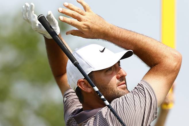 US오픈 첫날 3오버파로 부진한 스코티 셰플러가 미스샷이 나온 뒤 클럽을 놓고 있다. EPA 연합뉴스