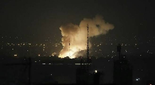 이스라엘의 공습에 따라 화염과 연기가 솟아오르는 이란 테헤란 [사진 = 연합뉴스]