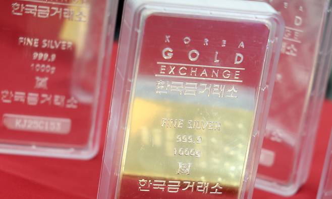 서울 동작구 한국금거래소 동작점 전시된 실버바에 골드바가 비치고 있다. 2025.6.10 [사진 = 연합뉴스]