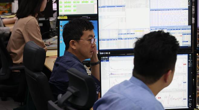 하나은행 딜링룸에서 딜러들이 모니터를 주시하고 있다. [이승환 기자]