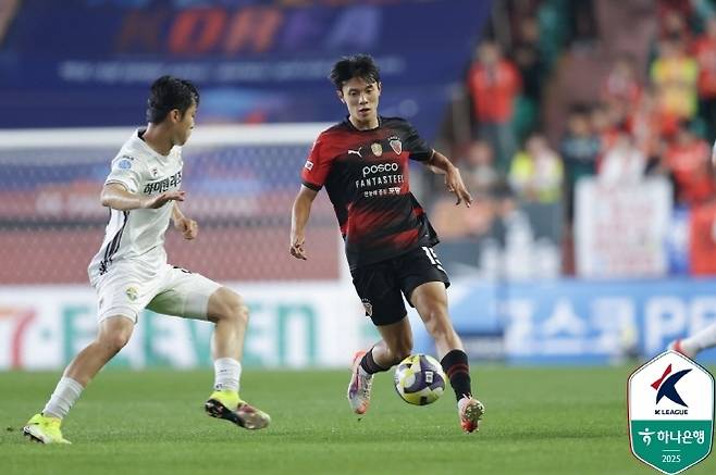 포항 스틸러스 2년 차 측면 공격수 이규민(사진 오른쪽). 사진=한국프로축구연맹