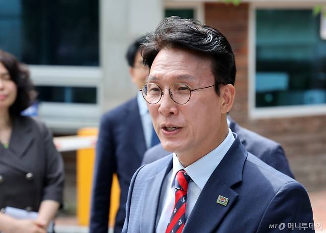 [서울=뉴시스] 배훈식 기자 = 김민석 국무총리 후보자가 13일 오전 서울 종로구 금융감독원 연수원에 마련된 인사청문회 준비사무실로 출근하며 취재진의 질문에 답하고 있다. 2025.06.13. dahora83@newsis.com /사진=배훈식