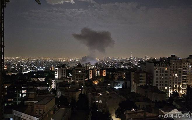 (테헤란 AFP=뉴스1) 이창규 기자 = 이스라엘이 13일(현지시간) 이란을 공습해 수도 테헤란의 한 지역에서 연기가 치솟고 있다.