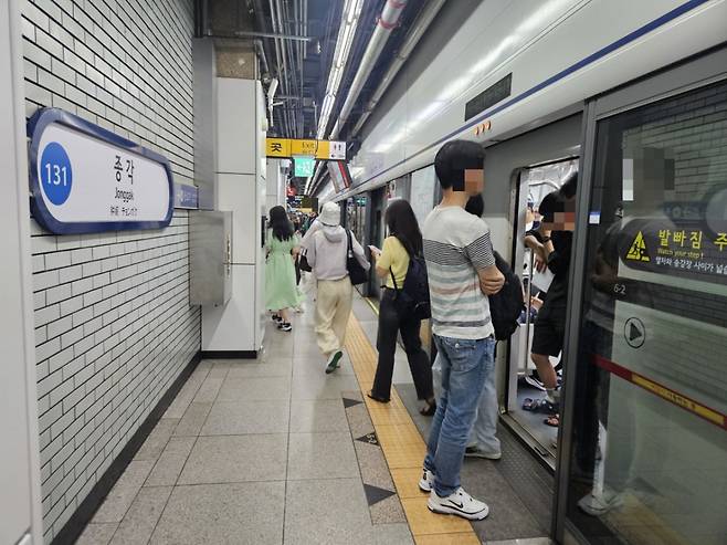 13일 오전 서울 종로구 1호선 종각역에서 시민들이 지하철에서 내리고 있다./사진=박상혁 기자.