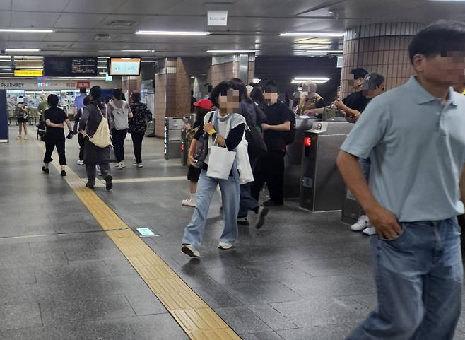 13일 오전 서울 종로구 3호선 안국역에서 시민들이 출구로 향하고 있다./사진=박상혁 기자.