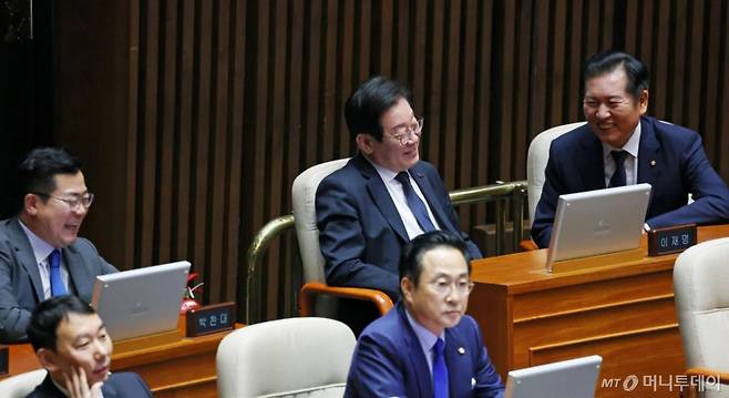 [서울=뉴시스] 조성우 기자 = 이재명(가운데) 더불어민주당 대표, 박찬대(왼쪽) 원내대표, 정청래 의원이 11일 오후 서울 여의도 국회에서 열린 제418회국회(정기회) 제6차 본회의 대정부질문(경제)에서 대화를 나누다 미소짓고 있다. 2024.09.11. xconfind@newsis.com /사진=조성우