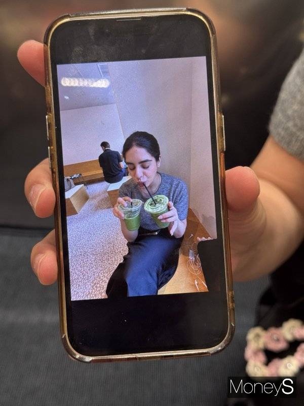 Z세대 사이에서 말차 마시는 모습을 인증하는 사진을 SNS에 올리는 것이 유행하고 있다. 사진은 빅토리아 곤졸레스씨가 본인의 사진을 보여주고 있는 모습./사진=김다정 기자