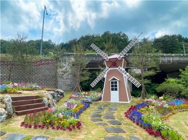 포천시가 청계호수 수변공원에 조성한 풍차 사진 무대와 꽃밭. /사진제공=포천시