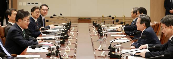 업계에서는 조정대상지역·투기과열지구 등 규제지역 추가 지정이 이뤄질 가능성이 있다고 본다. 사진은 김용범(오른쪽 두 번째) 정책실장이 지난 9일 서울 용산구 대통령실 청사에서 2차 비상경제점검 태스크포스(TF) 회의에 출석해 발언하는 모습 /사진=뉴시스