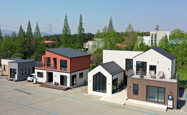 자이가이스트 충남 당진 공장에 마련된 목조 모듈러 주택 샘플하우스 모습. 윤성호 기자