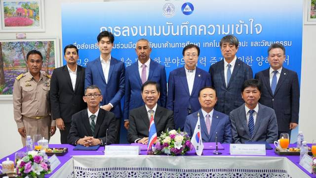 백석대와 치앙라이시 관계자들이 MOU 체결 후 기념촬영을 하고 있다.