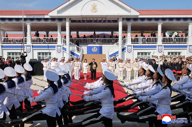 <YONHAP PHOTO-2041> 北, 좌초했던 구축함 ‘강건호’ 진수… 김정은 참석    지난달 21일 진수식 도중 넘어져 좌초한 신형 5000t급 구축함 2차 진수식이 열린 지난 12일 라진조선소에서 김정은 국무위원장과 주애양이 함께 참석해 사열을 받고 있다. 조선중앙통신 캡처/연합뉴스