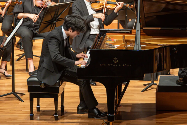피아니스트 임윤찬이 지난 11일 서울 예술의전당에서 클라우스 메켈레가 지휘한 파리 오케스트라와 라흐마니노프 피아노 협주곡 4번을 협연하고 있다. 빈체로 제공.