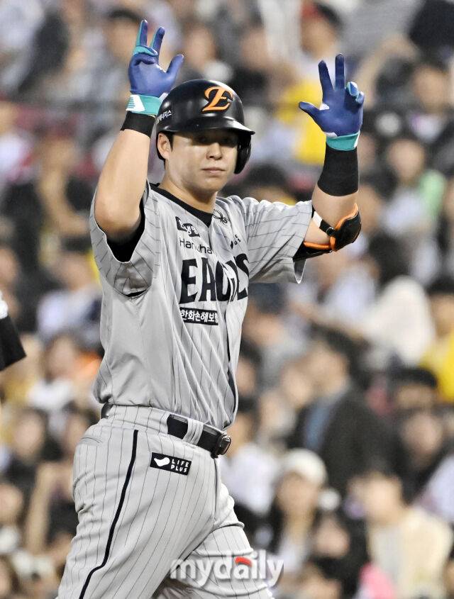 27일 오후 서울 잠실야구장에서 진행된 '2025 프로야구 KBO리그' LG트윈스와 한화이글스의 경기. 한화 노시환이 6회초 2사 2루서 1타점 적시타를 터뜨린 뒤 환호하고 있다./마이데일리