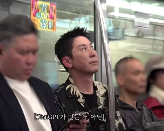 신동엽이 지하철에서 홀로 앉아 구경하고 있다. / 유튜브 '추성훈' 캡처