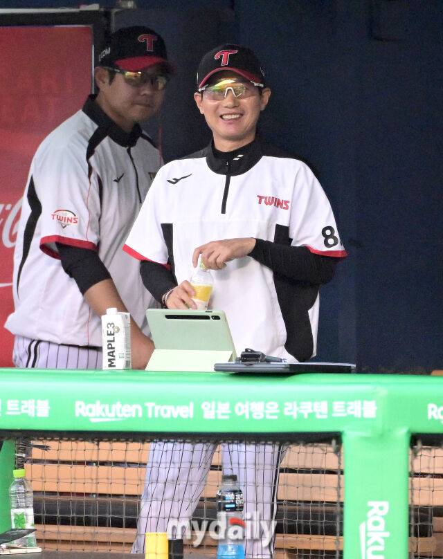 2025년 6월 12일 오후 서울 잠실구장에서 '2025 신한 SOL뱅크 KBO 리그' SSG 랜더스와 LG 트윈스의 경기가 열렸다.LG 구본혁이 2회말 선두타자로 나와 SSG 선발투수 전영준의 투구에 맞고 고통을 호소하며 교체되자 염경엽 감독이 허탈한 미소를 짓고 있다./마이데일리