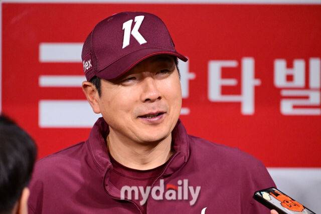1일 오후 서울 고척스카이돔에서 진행된 '2025 프로야구 KBO리그' 두산-키움의 경기. 경기 전 키움 홍원기 감독이 10연패 탈출한 뒤 취재진과 인터뷰를 하고 있다./마이데일리