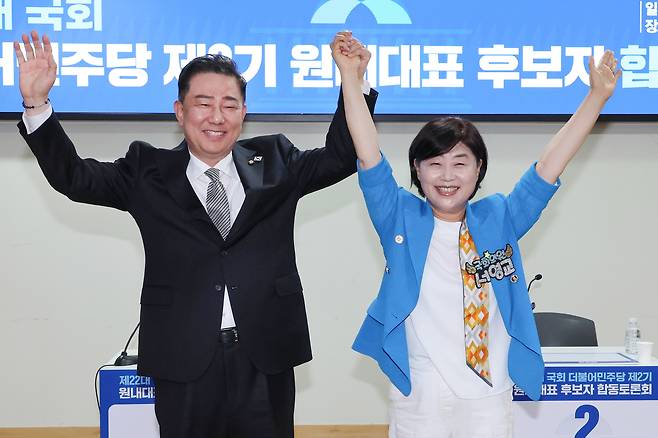 10일 서울 여의도 국회 의원회관에서 열린 더불어민주당 제22대 국회 2기 원내대표 후보 합동 토론회에서 후보로 나선 김병기 의원(왼쪽)과 서영교 의원이 취재진 카메라를 향해 포즈를 취하고 있다. [연합]