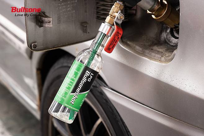 LPG 차량 전용 연료첨가제 ‘불스원샷 LPG’를 차량에 주입하고 있다. [불스원 제공]