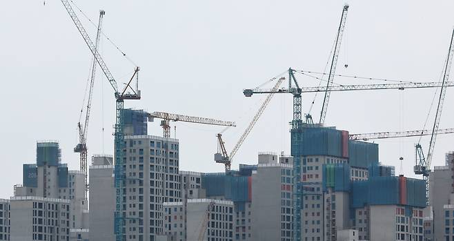 서울 시내 한 아파트 공사 현장에 타워크레인이 설치돼있다. [뉴시스]