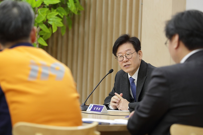 이재명 대통령은 2018년 경기도지사 당시 ‘생애최초 청년국민연금 사업’을 추진하려고 했으나 보건복지부의 반대에 포기했다. 만 18세가 되는 청년이라면 누구나 국민연금에 가입되도록 첫 보험료 1개월 치(9만원)를 도가 대신 납부해 줘 가입 기간을 늘리는 복지 사업이었다.  [경기도 제공]