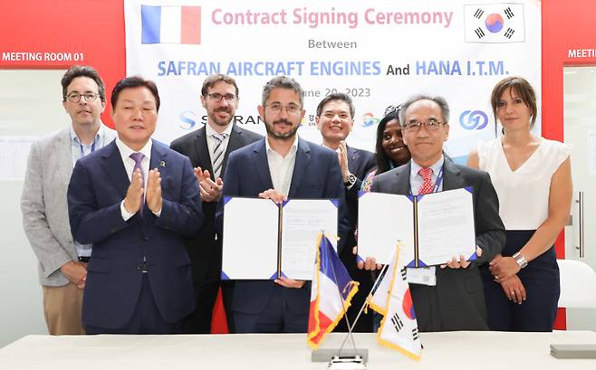 ‘2023년 파리에어쇼’에서 박완수 도지사가 계약 체결식을 하고 있다. [경남도 제공]