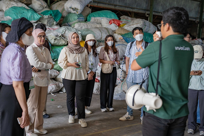 연수 참가자들이 현장견학지인 인도네시아 재활용샌터 ‘ecoBali’를 방문해 관계자 설명을 듣고 있다.[한국환경공단 제공]