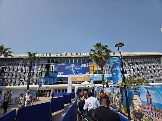 [니스=뉴시스] 이혜원 기자 = 12일(현지 시간) 제3차 유엔 해양총회가 열린 프랑스 니스의 '라발렌'(La Baleine) 전시장 앞에 관람객들이 입장하기 위해 기다리고 있다. 10만 명이 다녀갈 것으로 예상되는 이번 전시장에선 플라스틱 오염에 대한 관심이 높았다. 2025.06.13. hey1@newsis.com *재판매 및 DB 금지 *재판매 및 DB 금지