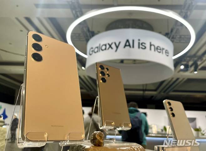 [새너제이=AP/뉴시스] 17일(현지시간) 미 캘리포니아주 새너제이의 SAP 센터에서 삼성전자의 '갤럭시 S24' 신제품 공개행사가 열리고 있다. 삼성은 인공지능(AI) 기술을 탑재한 스마트폰 S24를 공개하며 바야흐로 'AI폰 시대'가 시작됐음을 알렸다. S24 시리즈는 삼성전자가 자체 개발한 '갤럭시 AI'를 탑재한 최초의 AI폰으로 통화 중 실시간 통역, 카메라, 사진 편집 등의 기능을 개선했다. 2024.01.18.
