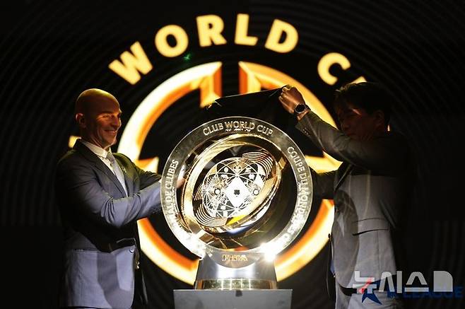 <YONHAP PHOTO-5282> FIFA 클럽 월드컵 트로피 국내 첫 공개    (서울=연합뉴스) 6일 경기도 성남 네이버 1784 사옥에서 열린 국제축구연맹(FIFA) 2025 클럽 월드컵 트로피 제막식에서 트로피가 공개되고 있다. FIFA는 대회 홍보 취지로 트로피 투어를 진행하고 있다. 지난달 미국 뉴욕에서 출발해 140일 동안 전 세계 29개 도시를 방문하는 일정으로, 우리나라에서는 이날 최초로 베일을 벗었다. 2025.3.6 [한국프로축구연맹 제공. 재판매 및 DB 금지]    photo@yna.co.kr/2025-03-06 18:13:41/<저작권자 ⓒ 1980-2025 ㈜연합뉴스. 무단 전재 재배포 금지, AI 학습 및 활용 금지>