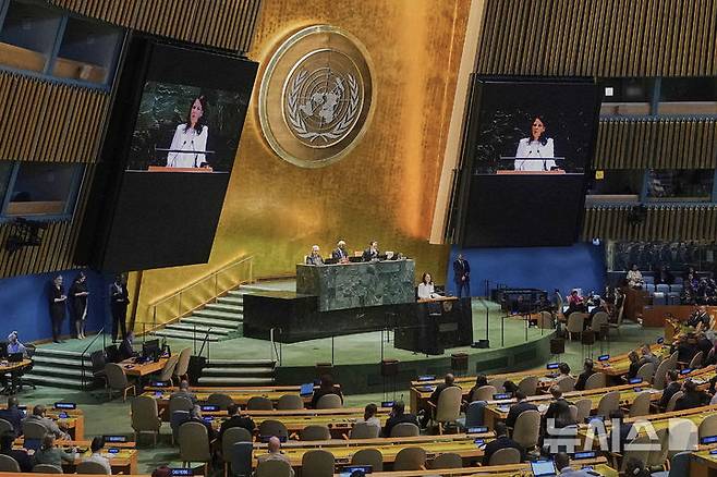 [유엔본부=AP/뉴시스] 유엔총회는 12일 가자지구의 즉시 휴전과 즉시 구호재개를 촉구하는 결의안을 통과시켰다. 사진은 6월 4일 유엔총회에서 연설하는 안날레나 베어보크 신임 유엔총회 의장. 2025. 06.13.
