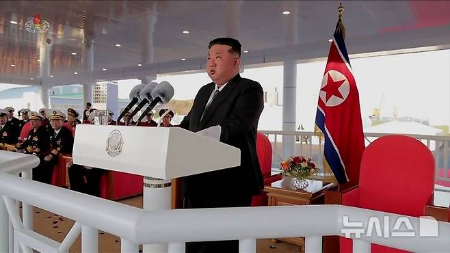 [서울=뉴시스] 북한의 5,000t급 신형다목적구축함 '최현호' 진수식이 지난 4월 25일 북한 김정은 국무위원장과 딸 주애가 참석한 가운데 남포조선소에서 진행됐다고 조선중앙TV가 26일 보도했다. (사진=조선중앙TV 캡쳐) 2025.06.13. photo@newsis.com