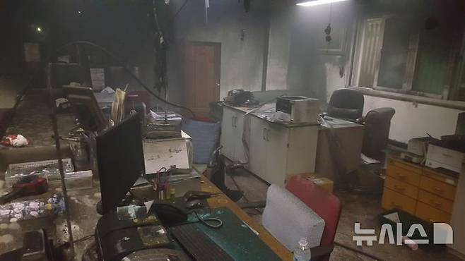 [제주=뉴시스] 12일 오후  9시32분께 제주 추자도우체국에서 화재가 발생해 소방당국이 진화에 나서고 있다. (사진=제주소방안전본부 제공) 2025.06.13. photo@newsis.com