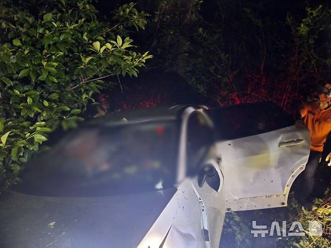 [제주=뉴시스] 12일 오후 서귀포시 안덕면 소재 도로에서 렌터카가 단독 사고로 도로를 이탈해 소방당국이 탑승자 구조에 나서고 있다. (사진=제주소방안전본부 제공) 2025.06.13. photo@newsis.com