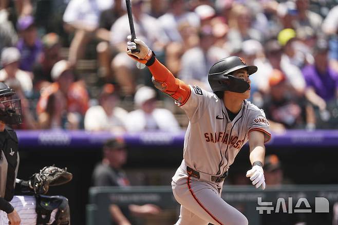 [덴버=AP/뉴시스] 샌프란시스코 자이언츠의 이정후가 12일(현지 시간) 미 콜로라도주 덴버의 쿠어스 필드에서 열린 2025 메이저리그 콜로라도 로키스와의 경기 2회 초 중전 안타를 치고 있다. 이정후는 4타수 1안타 1볼넷 1득점을 기록했고 팀은 7-8로 역전패했다. 2025.06.13.