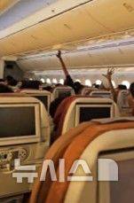 [뉴시스] 인도 아메다바드 공항을 이륙한 직후 추락한 에어인디아 항공기와 관련해, 해당 항공기에서 사고 수 시간 전부터 전기 설비 전반에 이상이 있었던 것으로 드러났다. 공유한 영상에는 조명과 에어컨, 좌석 뒤 디스플레이 화면과 승무원 호출 버튼 등이 모두 작동하지 않는 모습이 담겼다. (사진=X/@akku92)