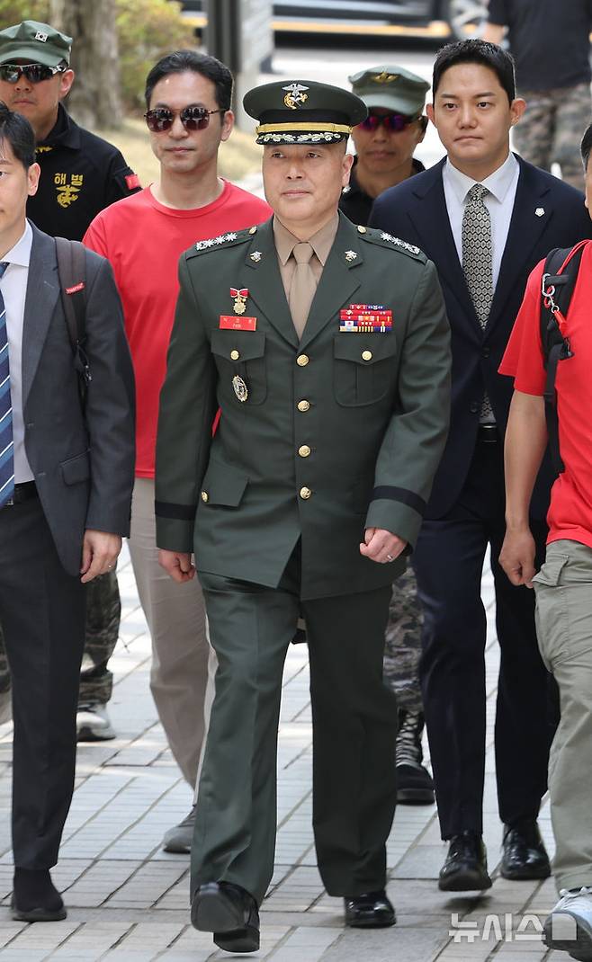 [서울=뉴시스] 황준선 기자 = 해병대원 순직 사고와 관련해 항명 등 혐의를 받는 박정훈 전 해병대 수사단장(대령)이 13일 서울 서초구 서울고등법원에서 열린 항소심 1차 공판에 출석하고 있다. 2025.06.13. hwang@newsis.com