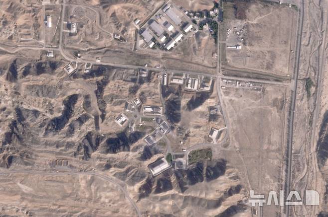 [테헤란( 이란)= AP/뉴시스] 외신에 따르면 이스라엘은 13일(현지 시간) 이란 테헤란을 공격했다. 사진은 지난 3월 이란의 수도 테헤란 일대의 이란군 기지가 이스라엘군의 공습으로 피해를 입은 플래닛 랩 PBC의 위성사진으로 테헤란 외곽 파르친 부대 일대의 폐허가 눈에 띠띈다. 2025.06.13.