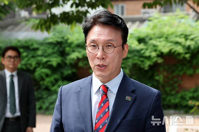 [서울=뉴시스] 배훈식 기자 = 김민석 국무총리 후보자가 13일 오전 서울 종로구 금융감독원 연수원에 마련된 인사청문회 준비사무실로 출근하며 취재진의 질문에 답하고 있다. 2025.06.13. dahora83@newsis.com